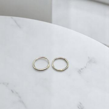 Minimalistic 925 silver earrings offering a clean and timeless design.