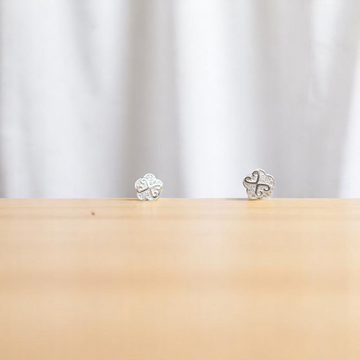 Beautiful 925 silver earrings with a floral design and stunning stone details.