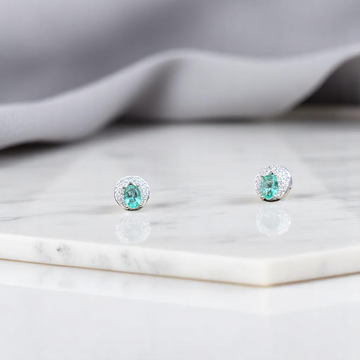 Vibrant 925 silver earrings with a bold green stone for a fresh and stylish look.