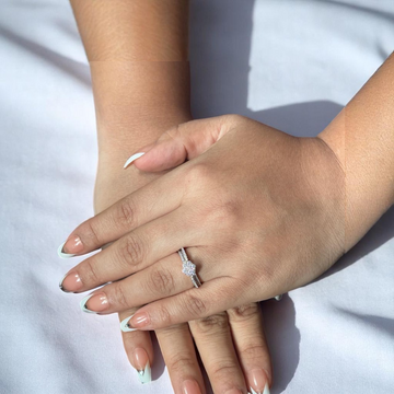 Classic 925 silver ring featuring a bold stone center for a statement look.