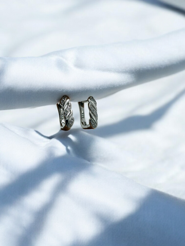 Sleek 925 silver hoop earrings, ideal for a timeless, chic look.