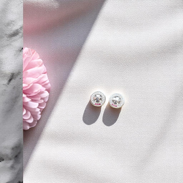 Minimalistic 925 silver earrings offering a clean and timeless design.