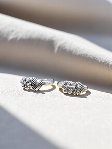 925 silver oxidized flower and heart toe rings, combining floral and heart elements for a playful, romantic look.
