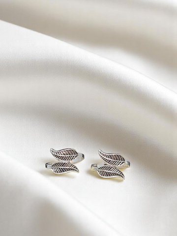 925 silver oxidized leaf toe rings, showcasing delicate leaf patterns for a nature-inspired touch.