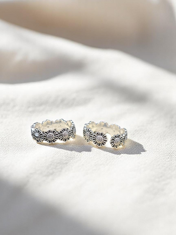 Beautiful 925 silver oxidized flower toe rings, featuring intricate floral patterns for a unique and trendy look.