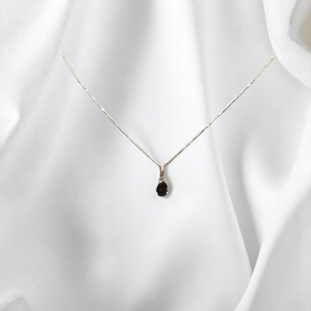 Bold 925 silver necklace with a striking black stone centerpiece.