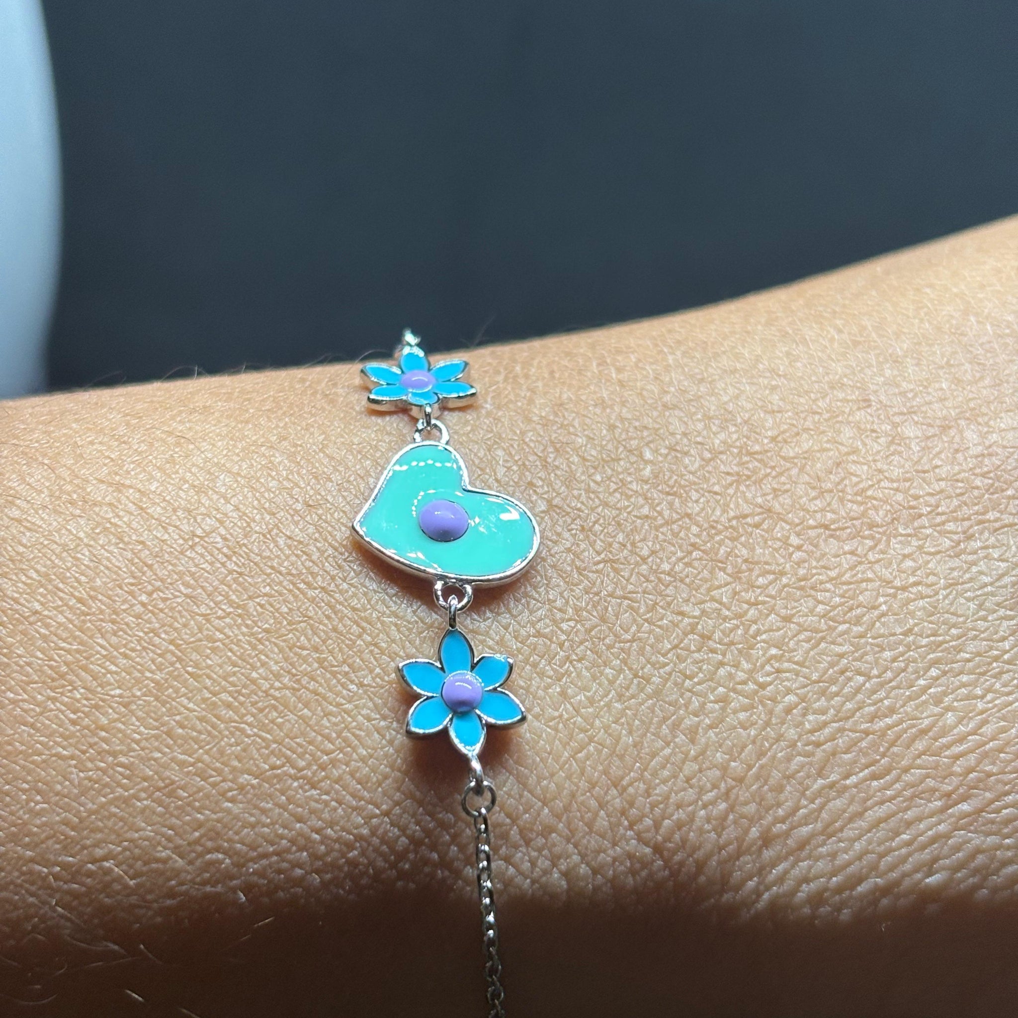 Lovely 925 silver heart enamel bracelet, offering a pop of color and a heartfelt design for your wrist.