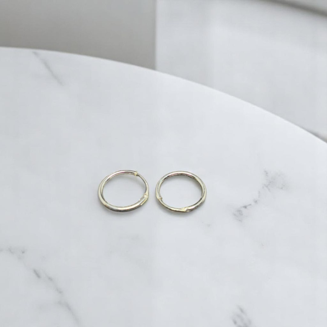 Minimalistic 925 silver earrings offering a clean and timeless design.