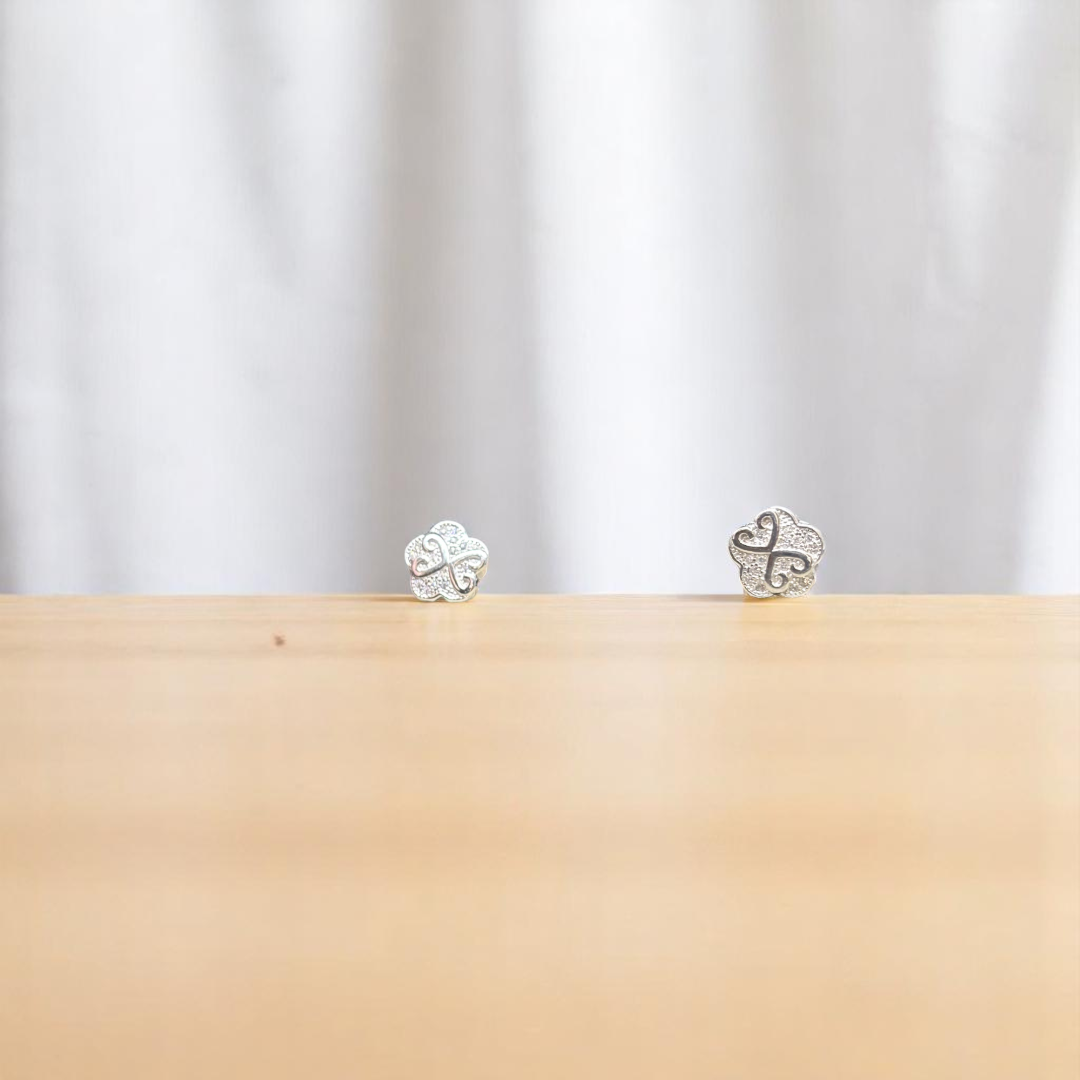 Beautiful 925 silver earrings with a floral design and stunning stone details.