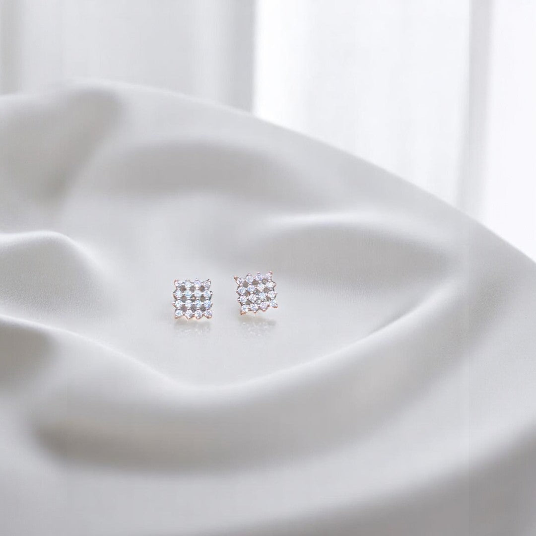 Classic 925 silver stud earrings with sparkling zircon stones for everyday elegance.