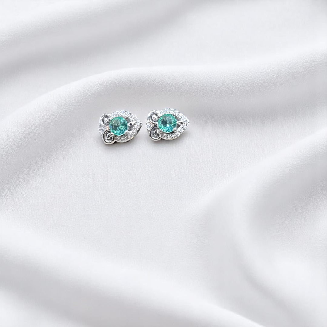 Vibrant 925 silver earrings with a bold green stone for a fresh and stylish look.