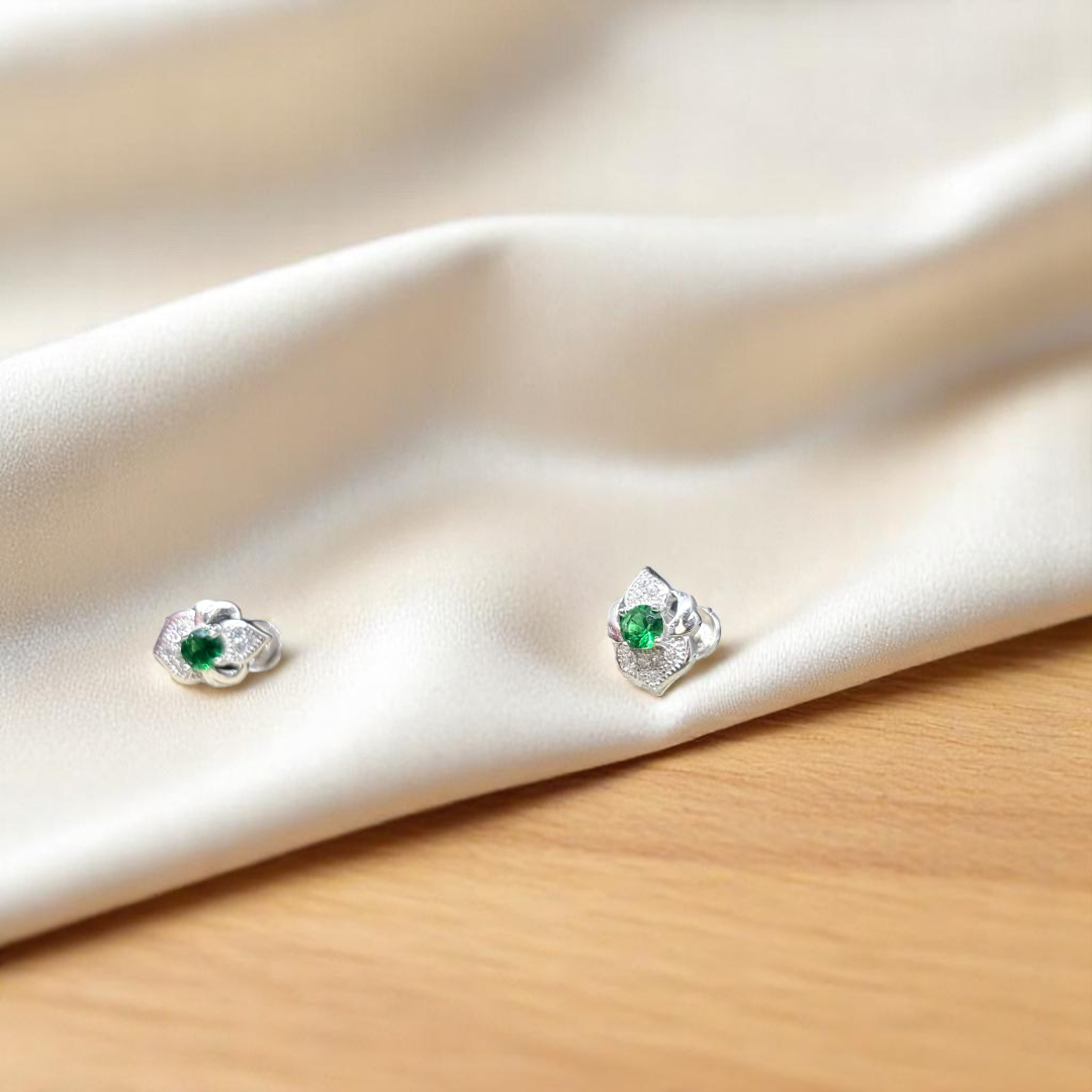 Vibrant 925 silver earrings with a bold green stone for a fresh and stylish look.