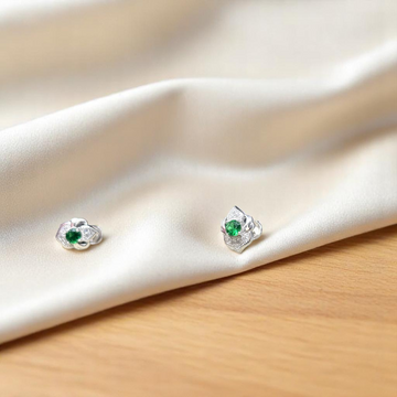 Vibrant 925 silver earrings with a bold green stone for a fresh and stylish look.