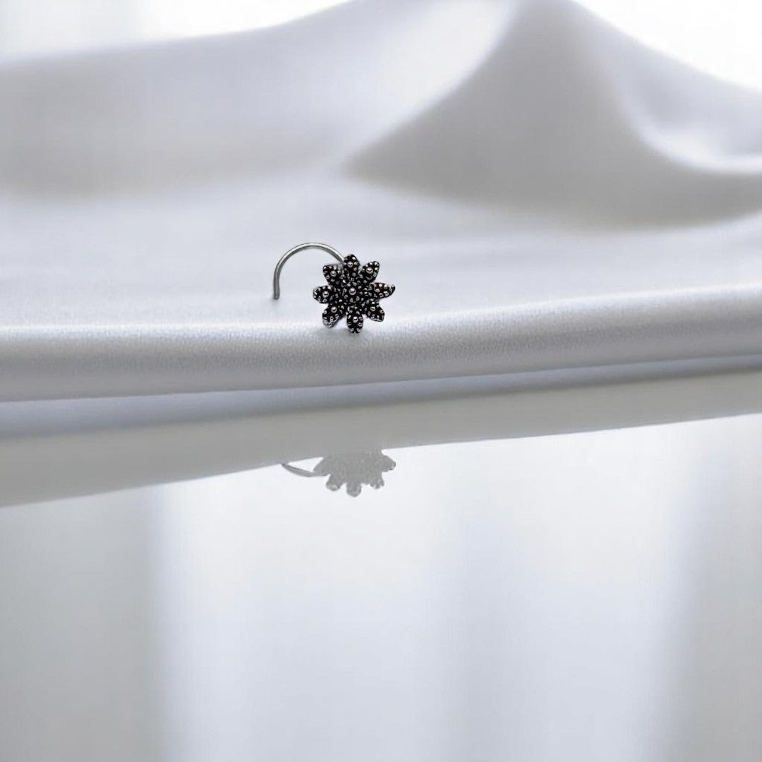 925 silver flower nose pin, designed with a lovely floral shape for a feminine and charming appearance.