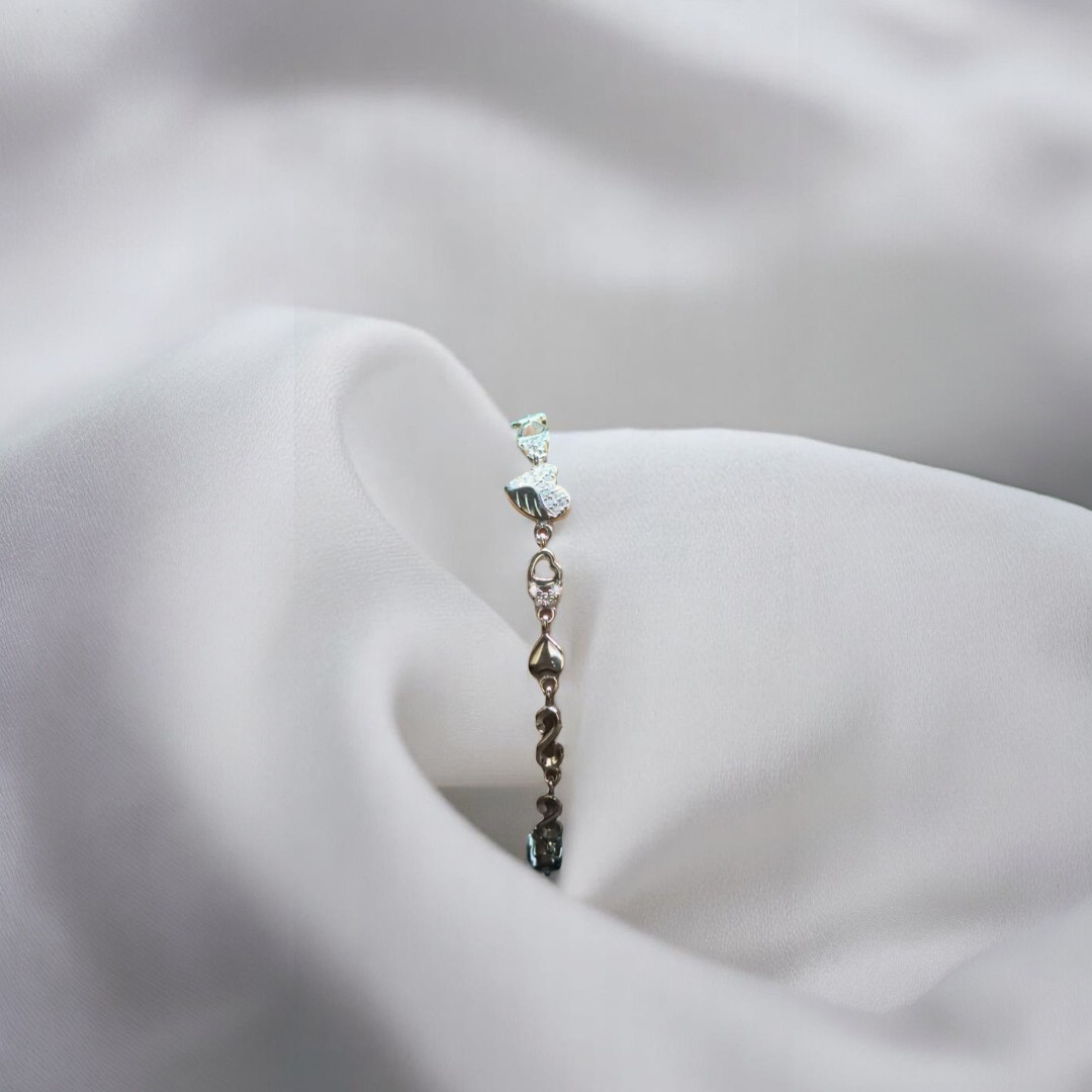 Romantic 925 silver heart bracelet, designed to add a sweet and charming detail to your wrist.