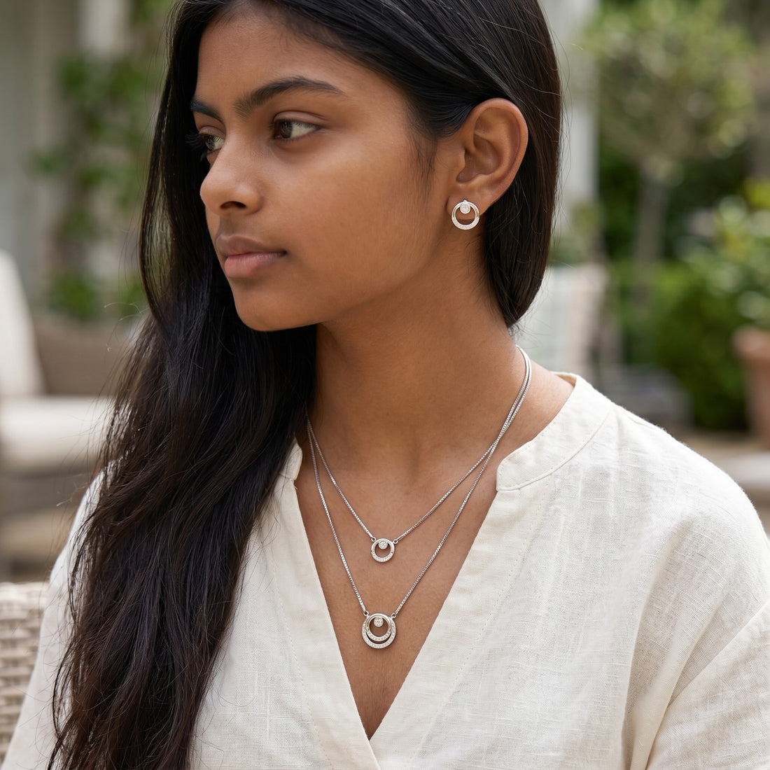Coordinated 925 silver necklace and earring set, offering a polished and complete look.