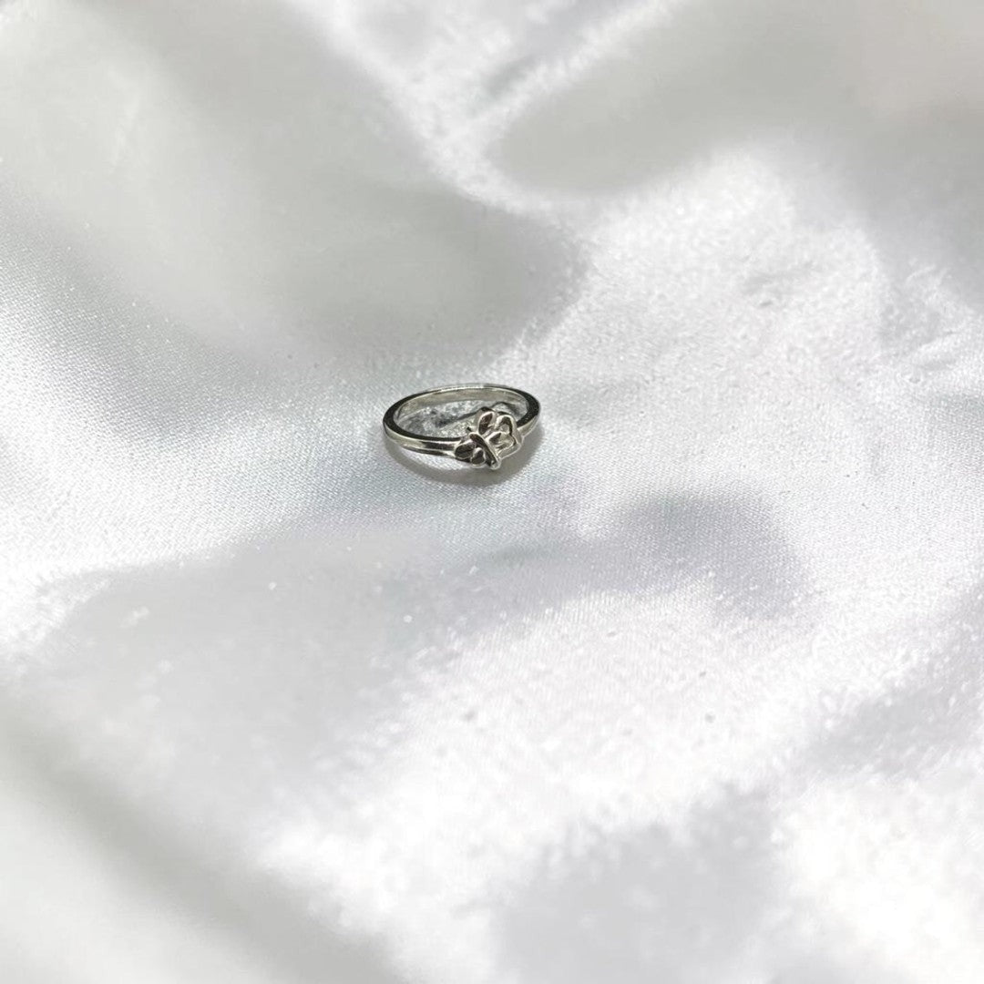 BlingbyAnvika delicate silver-tone ring with a clover motif, adjustable metal band.