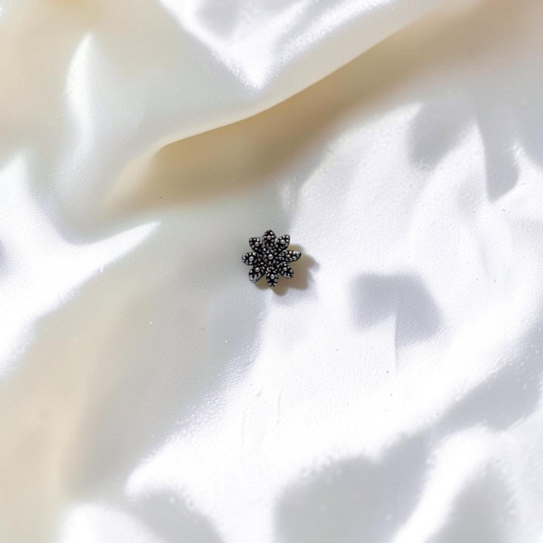 925 silver flower nose pin, designed with a lovely floral shape for a feminine and charming appearance.