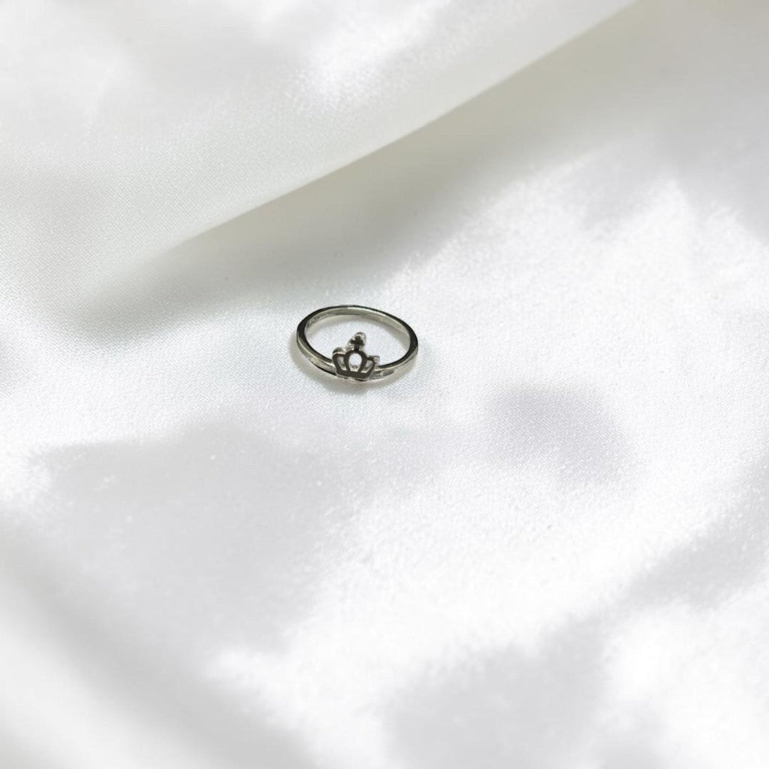 BlingbyAnvika delicate sterling silver crown ring with open-worked motif. Minimalist band, perfect for stacking.